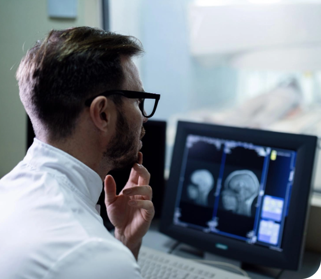 פענוח בדיקת מוח על ידי רדיולוג מומחה או טכנאי